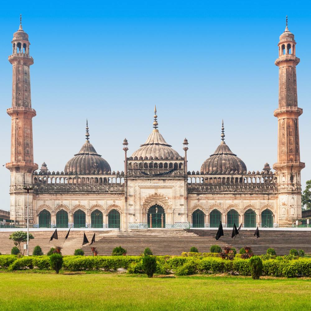 Lucknow (200 km): The City of Nawabs 