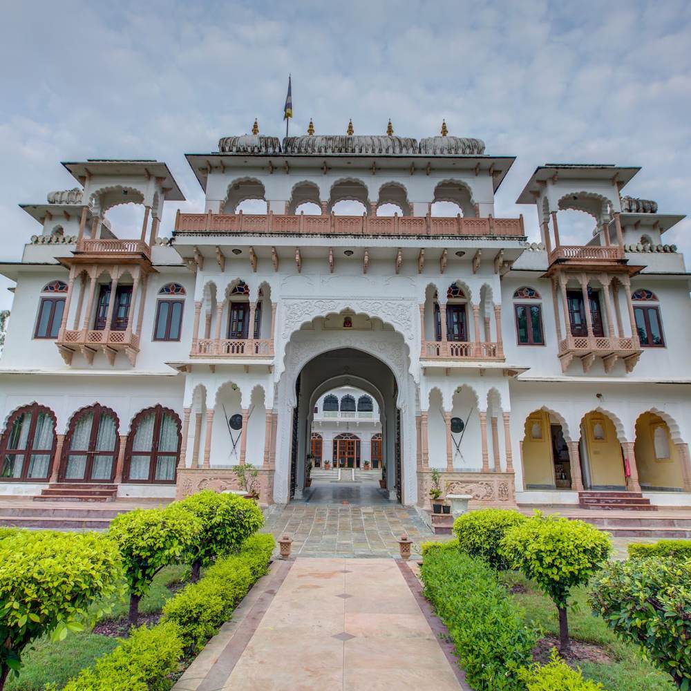 A 200-year-old fort in the heart of Dausa district, Talabgaon Castle has been turned into a charming hotel that combines Mughal-Rajput architecture with modern amenities. 